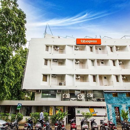 Fabexpress Kalyan - Nr Dairy Dan Circle Hotel Vadodara Ngoại thất bức ảnh