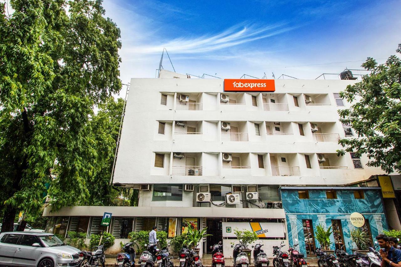 Fabexpress Kalyan - Nr Dairy Dan Circle Hotel Vadodara Ngoại thất bức ảnh